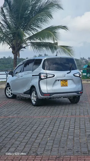 Toyota Sienta 2016 Silver