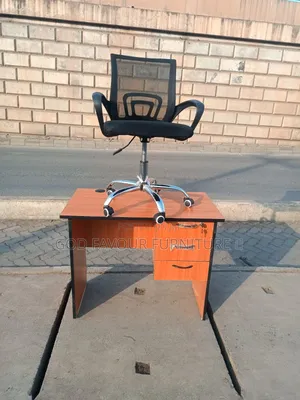Quality Office Table With Black Mesh Office Chair Swivel H8j
