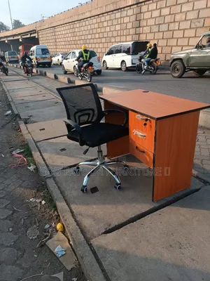 Brown Lockable Office Desk With Black Mesh Office Chair Qc5k