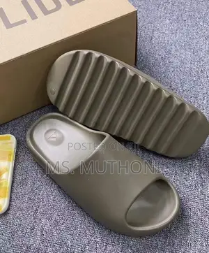 Black / Coffee Yzzy Slides. Size 40-45