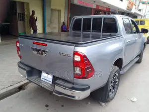 Hard Tonneau Cover
Tri-Fold Flip-Up Design