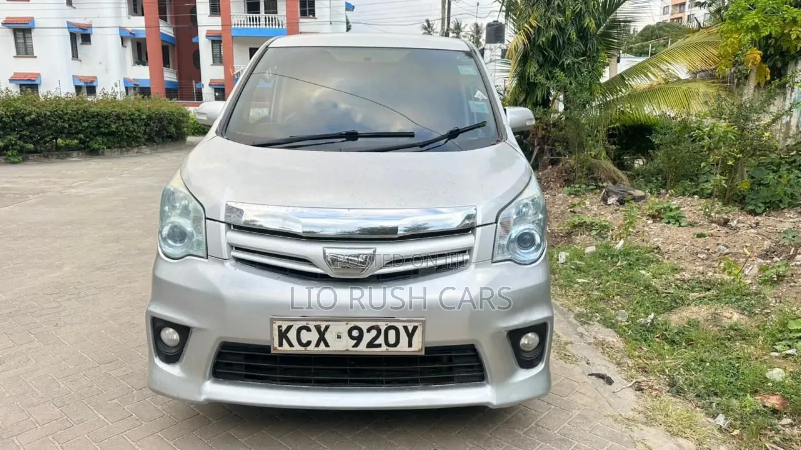 Toyota Noah 2013 Silver