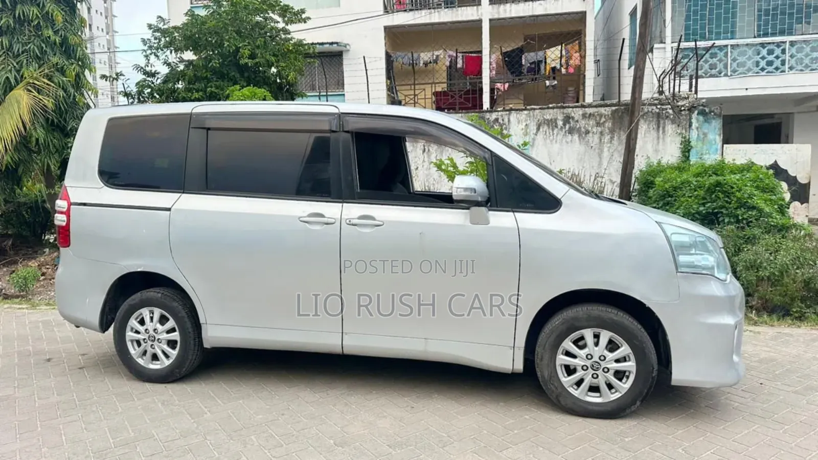 Toyota Noah 2013 Silver