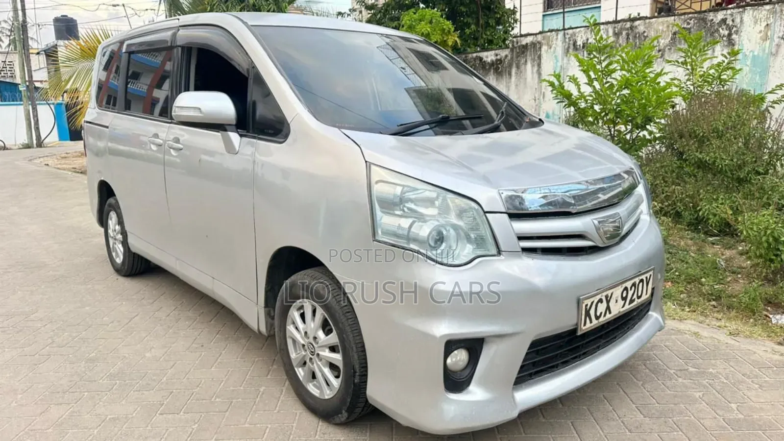 Toyota Noah 2013 Silver