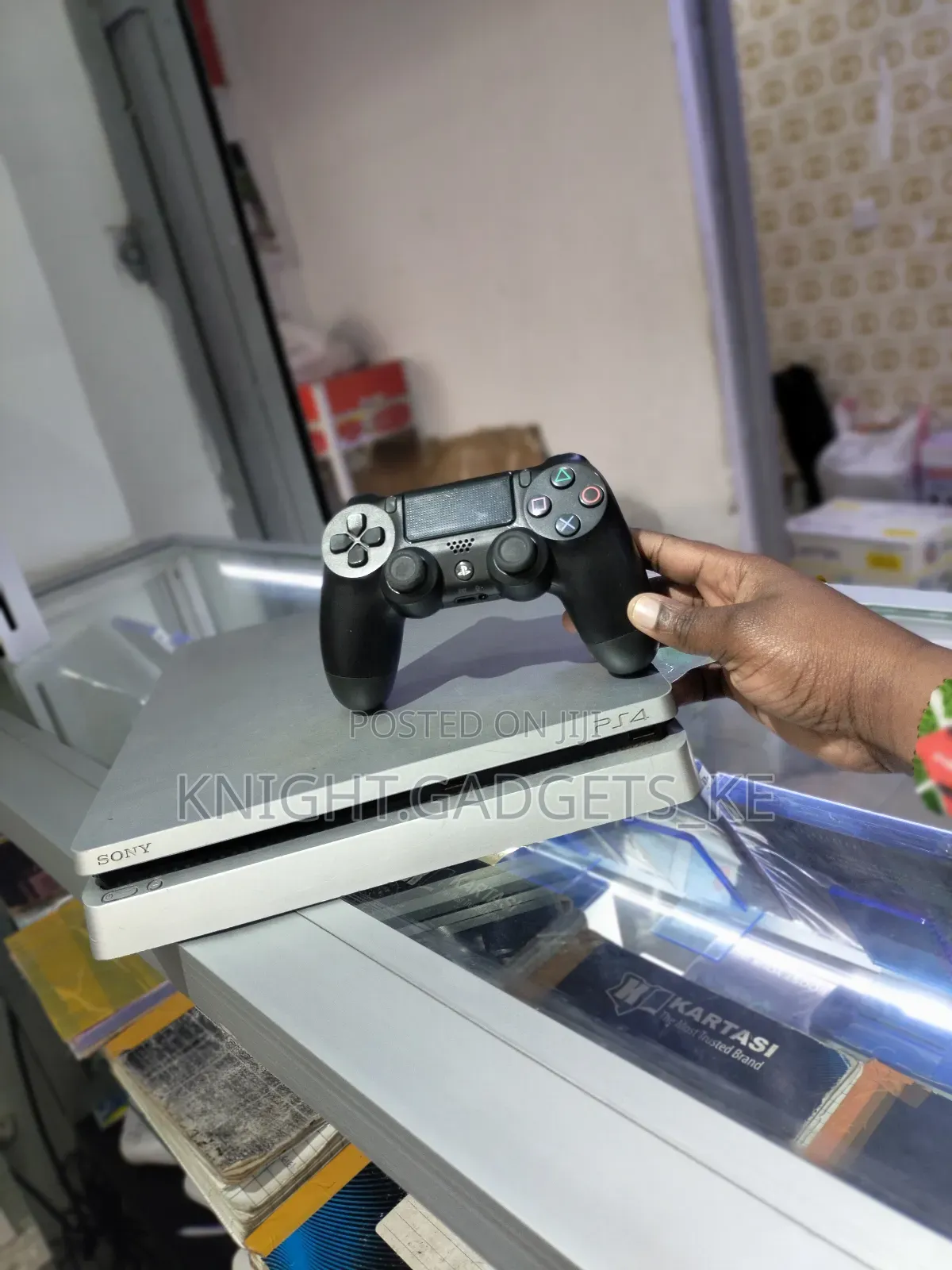 Ps4 Slim +1 Controller (Chipped) 