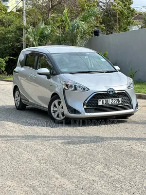 Toyota Sienta 1.5 Hybrid FWD 2017 Silver