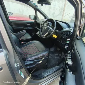 Toyota Noah 2018 Gold