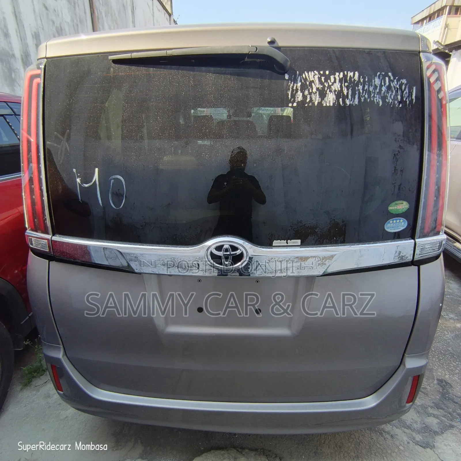 Toyota Noah 2018 Gold