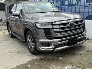 Toyota Land Cruiser 2023 Gold