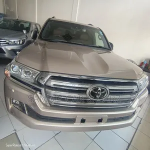 Toyota Land Cruiser 4.6 V8 AX 2017 Gold