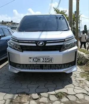 Toyota Voxy 2015 Silver