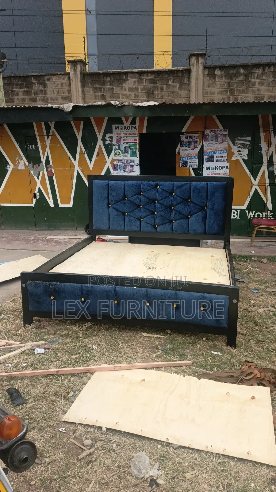 Black Frame Mocket Bed