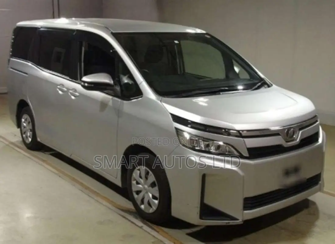 Toyota Voxy 2018 Silver
