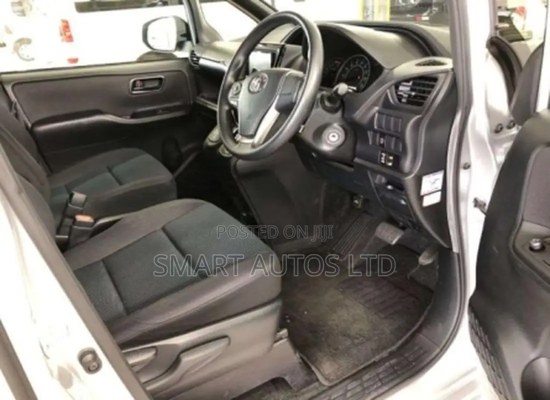 Toyota Voxy 2018 Silver
