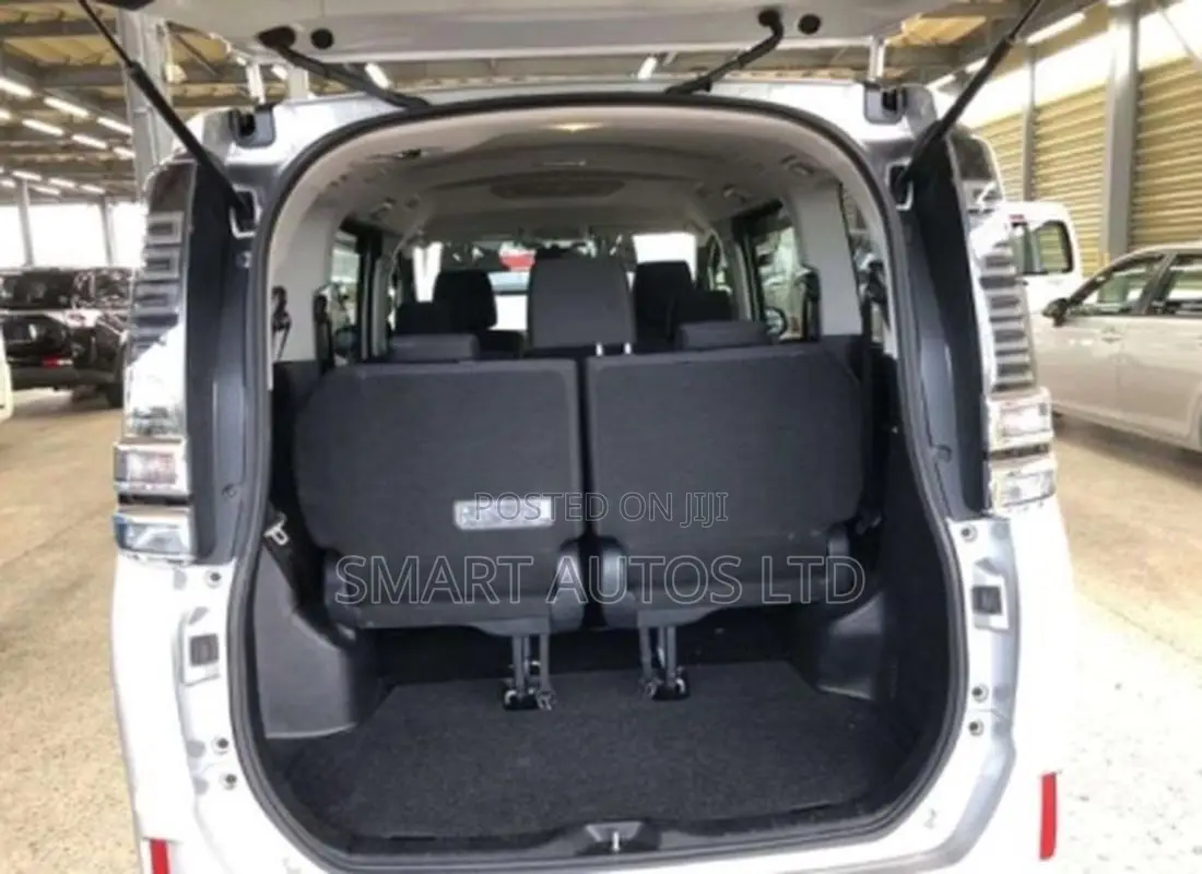 Toyota Voxy 2018 Silver