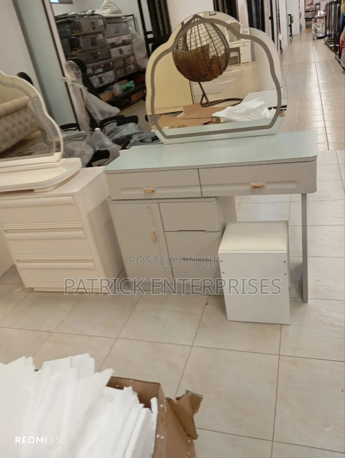 Impotent Modern Dressing Table With Led Light💡