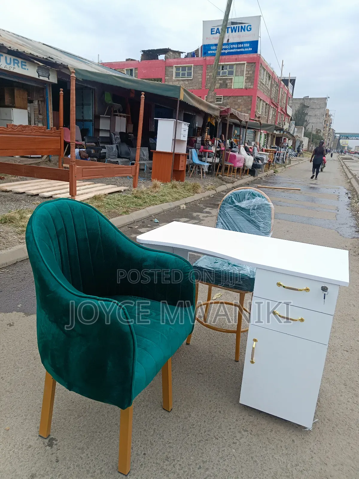 Manicure Set, Green Seats, White Table