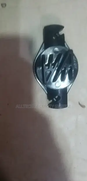 W Insulator Claw