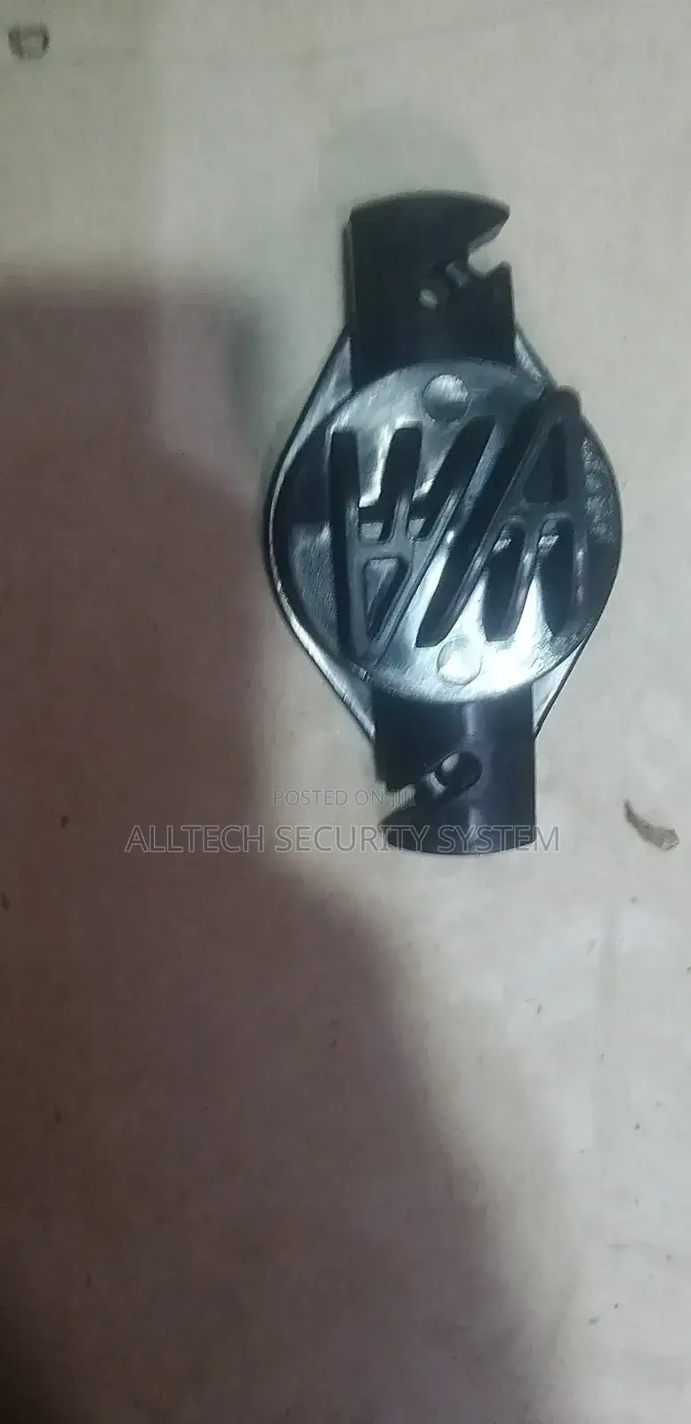 W Insulator Claw