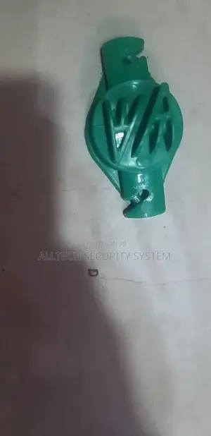 W Insulator Claw