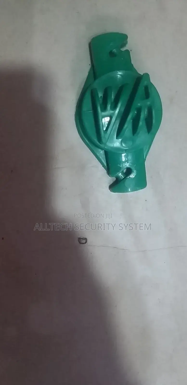 W Insulator Claw