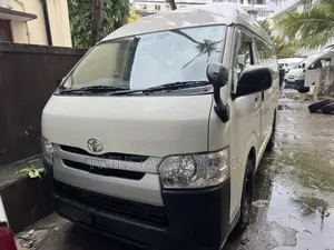 Toyota Regius 2020 White