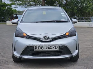 Toyota Vitz 2015 Silver