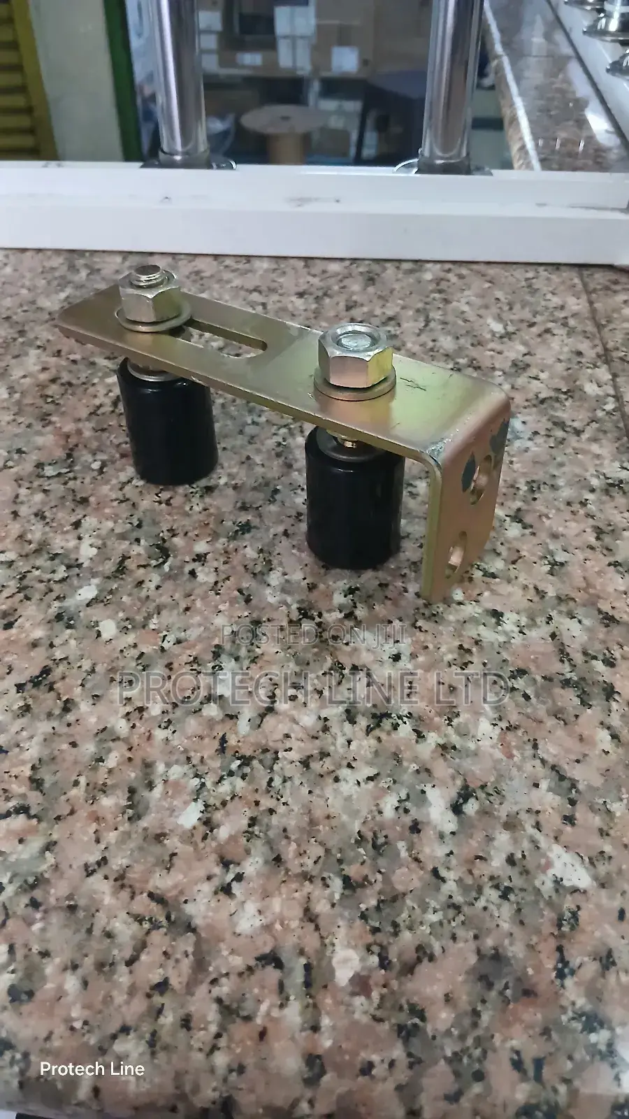 Adjustable L Bracket With Gate Guiders