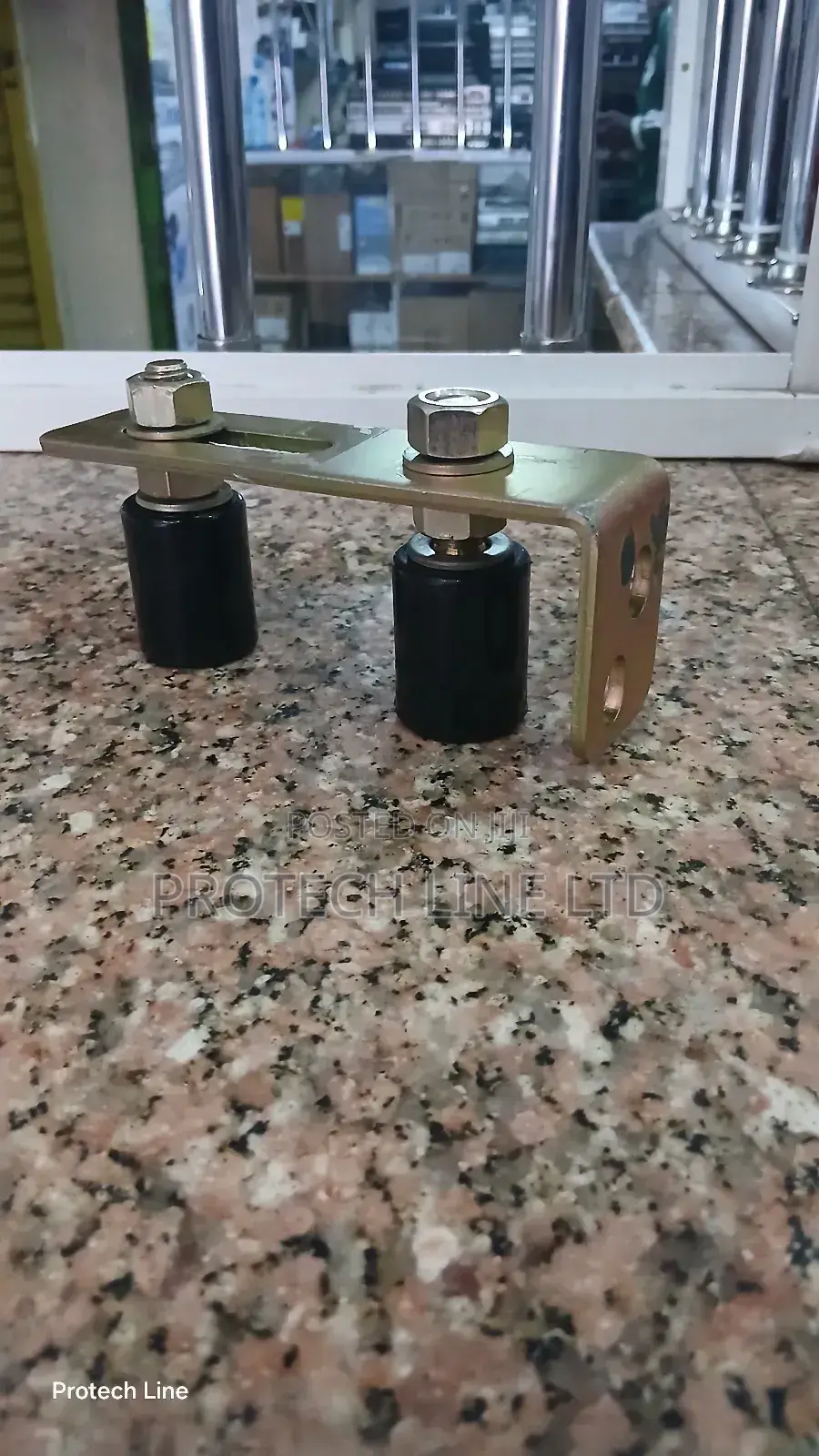 Adjustable L Bracket With Gate Guiders