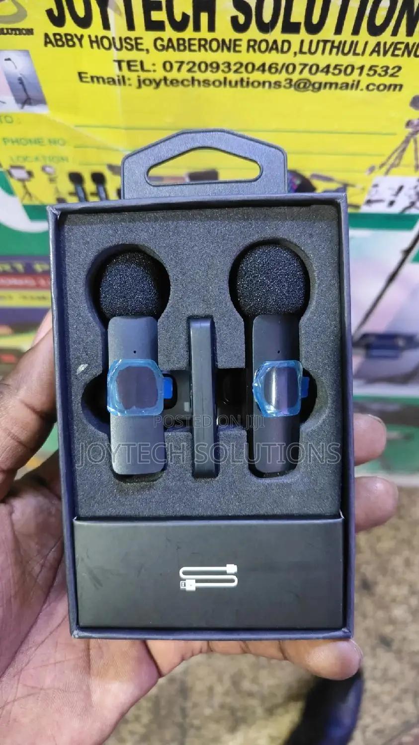 Type C Dual Wireless Lavalier Lapel Microphone .