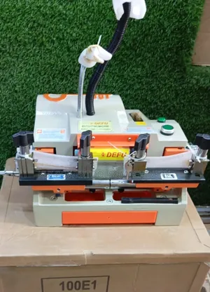 Commercial Key Cutting Machine/ Key Cutter Machine (100e1)