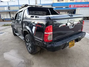 Toyota Hilux 2016 Black