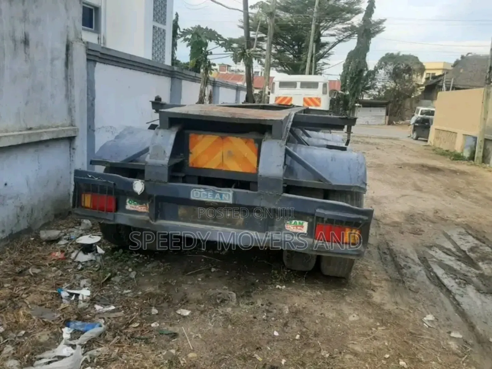 Flatbed/Boxbody at Hand for Logistics Services