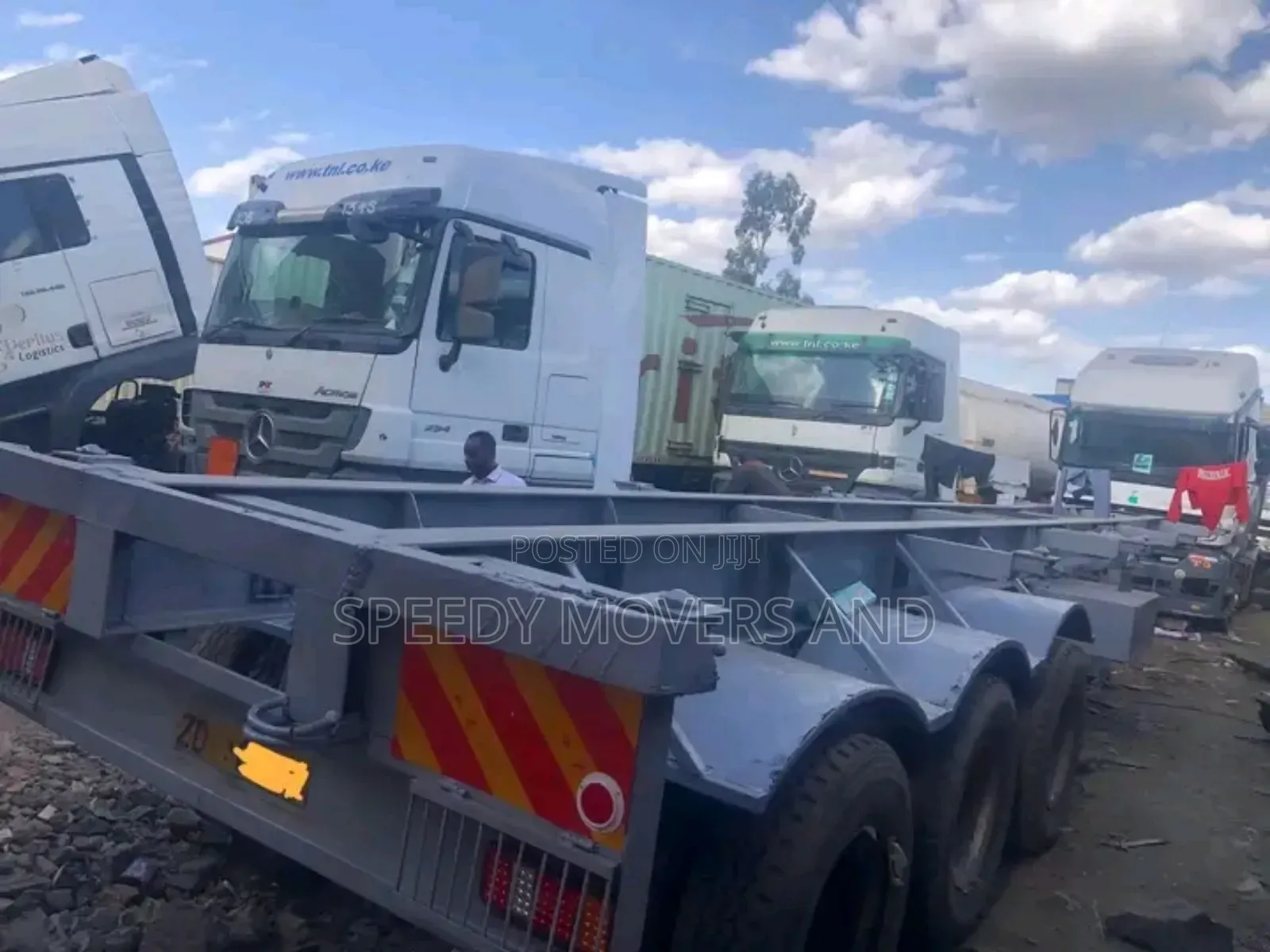 Flatbed/Boxbody at Hand for Logistics Services