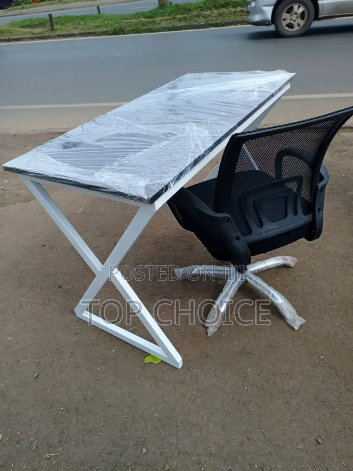 Elegant Working Table and Mesh