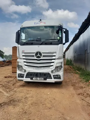 Container/ Boxbody Trailers Accessible for Logistic Errands