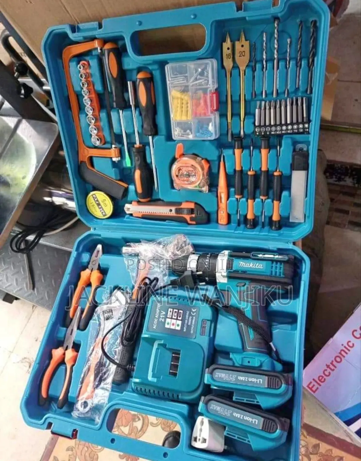 Two Rechargeable Batteries
Tool Set Box Drill Set/Cordles Drill Makita