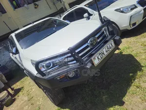 Toyota Hilux 2022 White