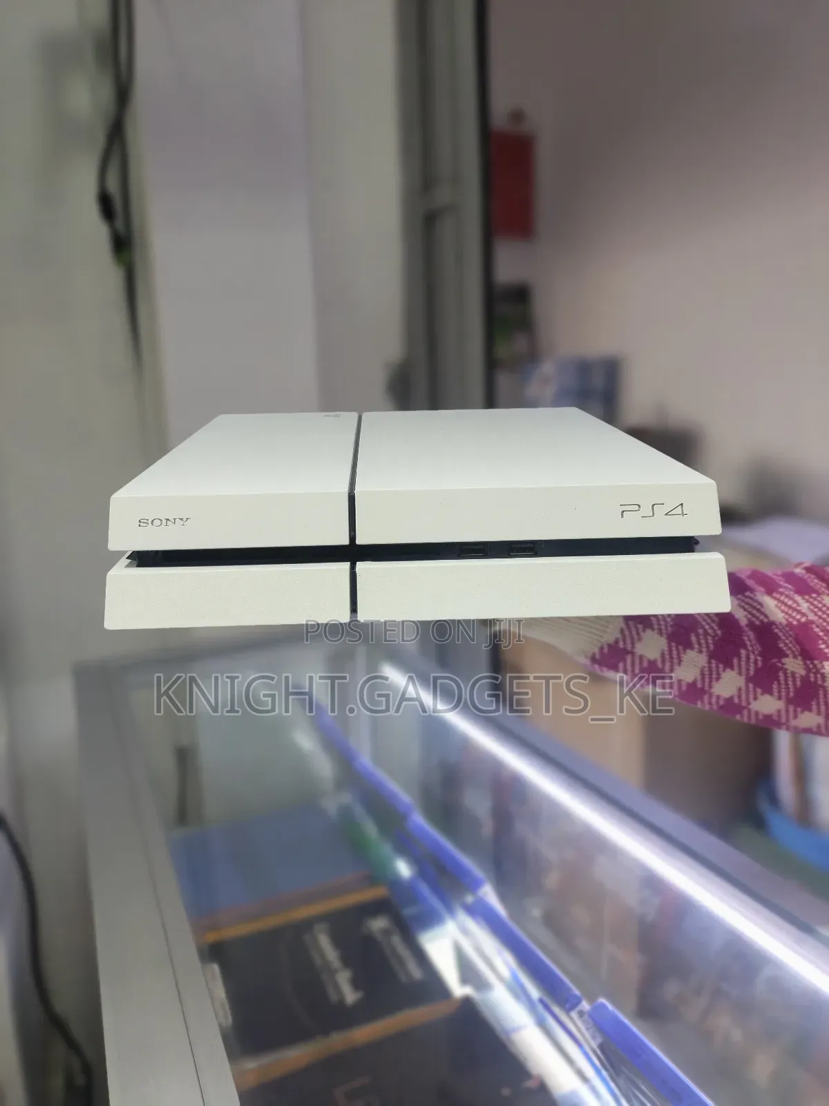 White Ps4 Standard Console ( 2 Pads)