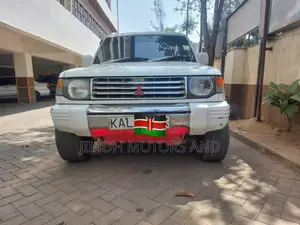 Mitsubishi Pajero 2001 White