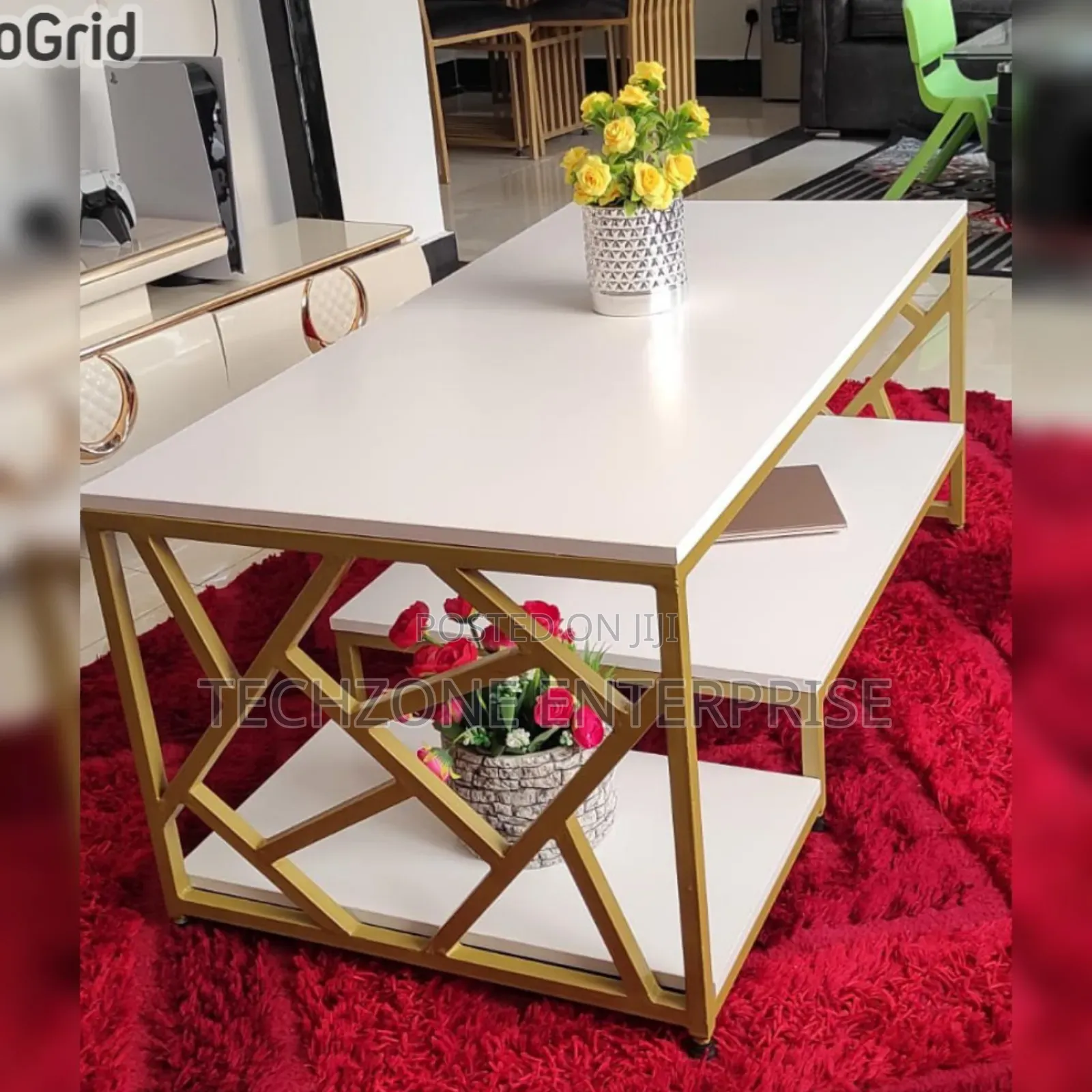 *Zippy Elegant Coffee Table With Shelves 