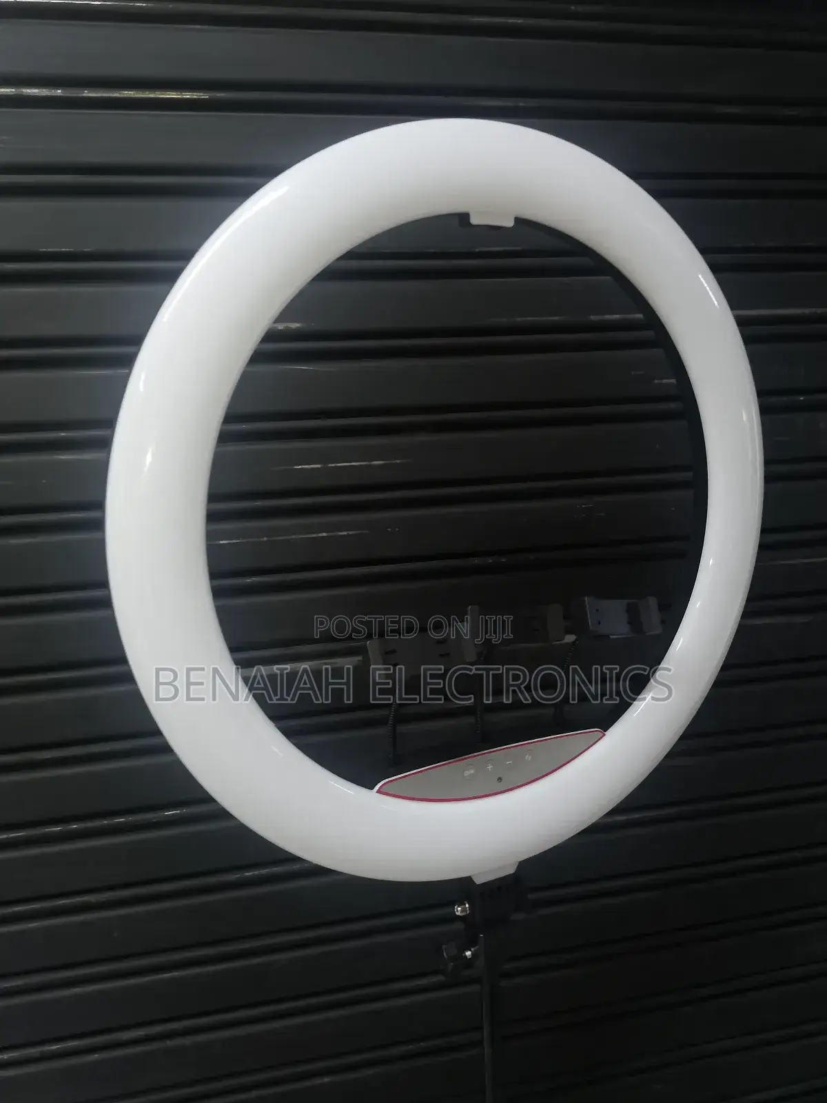 18" Ring Complete With Stand Three Holders and Incredible Led Light