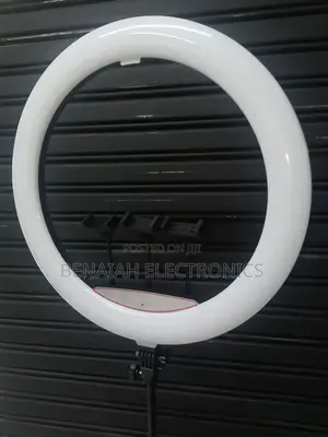 18" Ring Complete With Stand Three Holders and Incredible Led Light