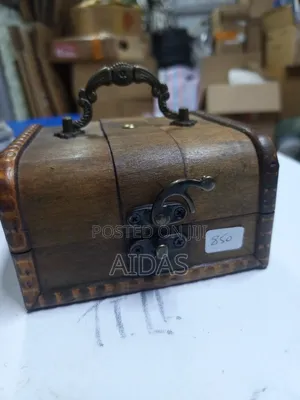 Classic Wooden Jewelry Holder – Vintage Design
