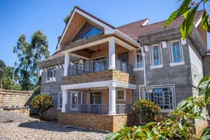 5bdrm Maisonette in Waiyaki Way, Zambezi/Sigona for sale