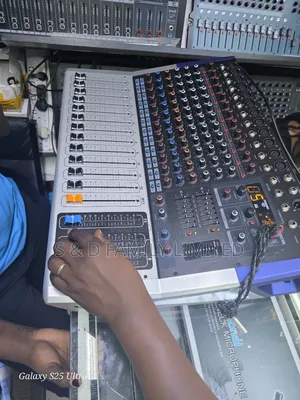 Si Kv120 Twelve Channels Powered Pro Mixer