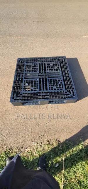 New Heavy-duty Plastic Pallets - 5.5 Tons Capacity