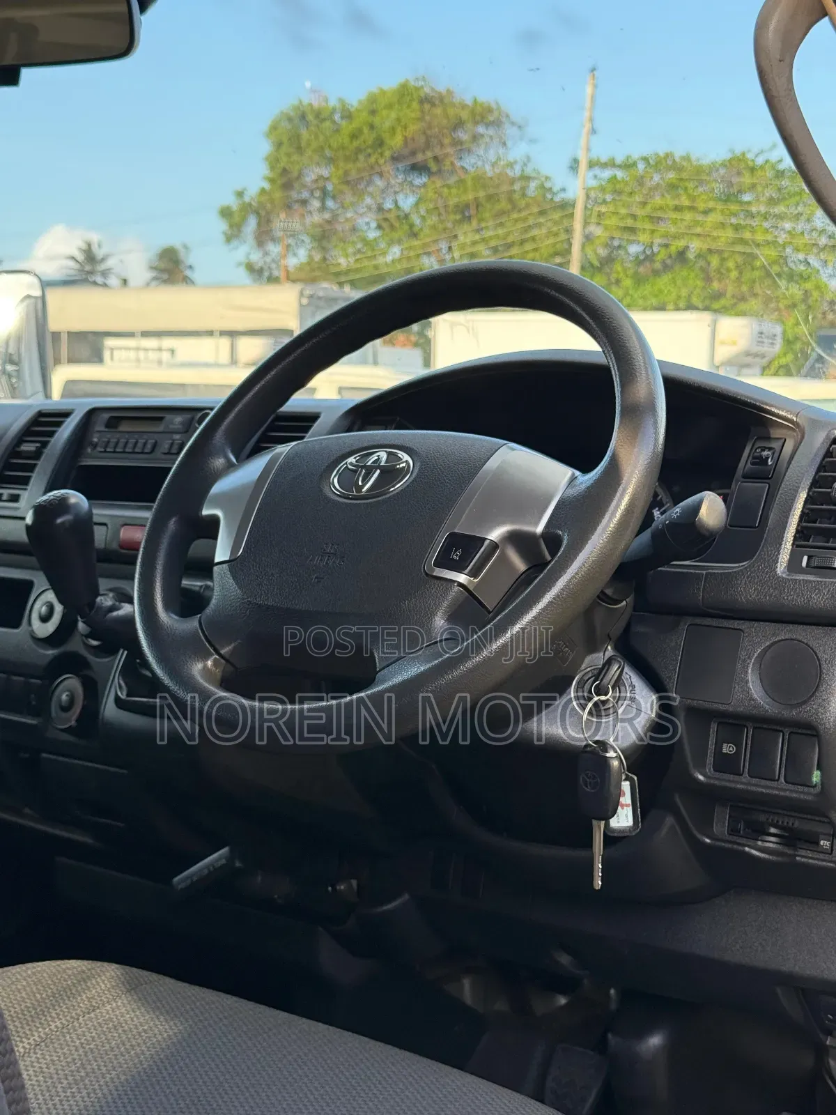 Toyota HiAce 2012 Silver