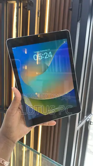 Apple iPad 9.7 32 GB Gray