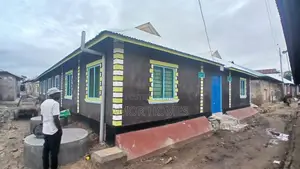 12bdrm House in Kadongo, Mshomoroni for sale